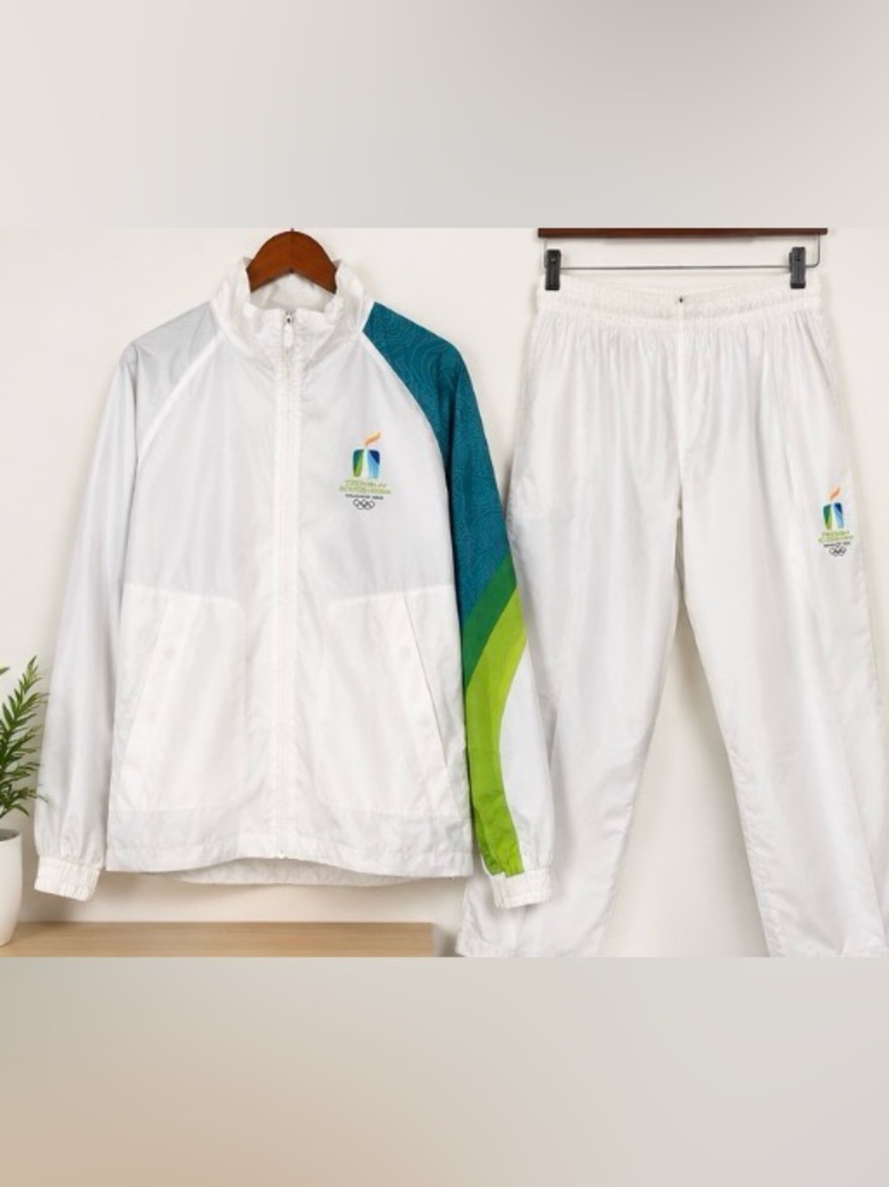 Vancouver 2010 Olympic Torch Relay Tracksuit Set White Size Small